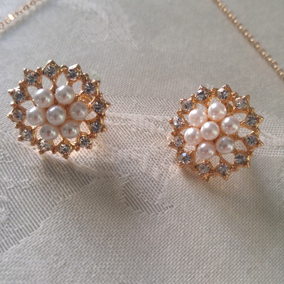 Crystals Pearls Elegant Flowers Necklace set - Picture 6 of 7